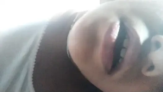 Hintli baldızın amını kaşıdı ve sonra viral oldu