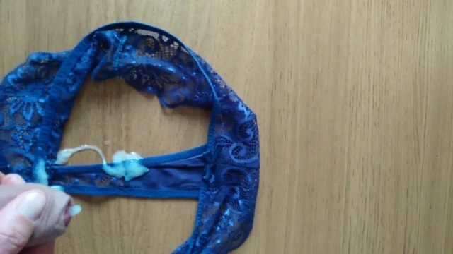 Ejac sur tanga bleu de ma femme