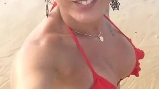 Sexy Hanna sur la plage