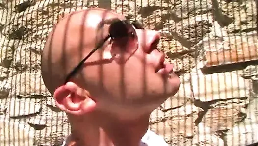 Büyük götlü sarışın bebek ağzındaki amcığı seviyor