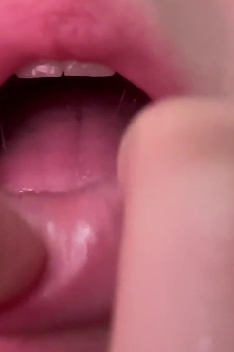 ألمانية ساخنة بشفاه كبيرة تضرب