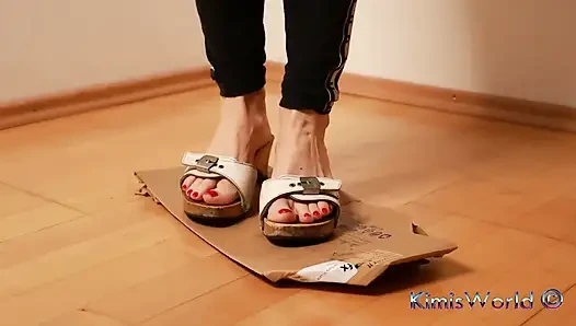 Asmr ahşap tıkaçlar ayaklar altına alın ve ayakkabı kutusunu ezin
