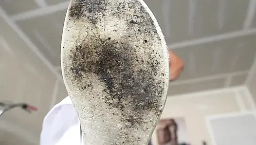 Mach meine ekelhafte sandalen sauber!