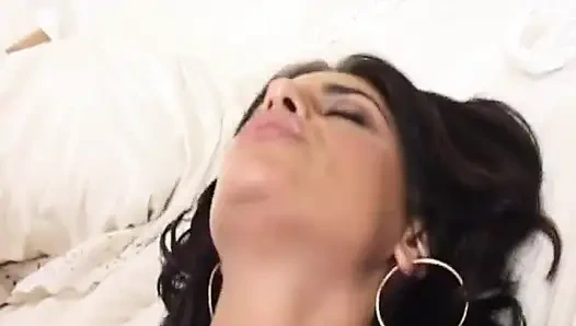 Büyük memeli latin anal ve yüze boşalma için sert sikiliyor