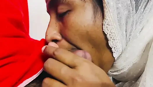 Мусульманская индийская девушка в хиджабе и Санта Рождественский специальный минет с глубокой глоткой с давкой спермой в рот