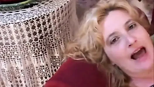 Sexy blonde milf-muschi ficken in dogging-position