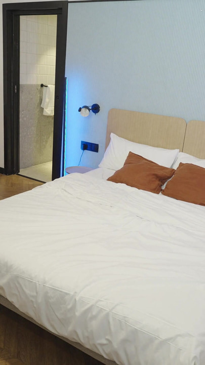 4k berjalan telanjang tanpa kaki seluruh tubuh di sekitar kamar yang merampungkan