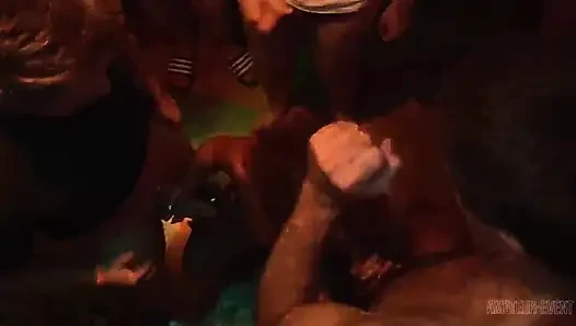 Сани, Сузи и Наташе на мессе в клубе