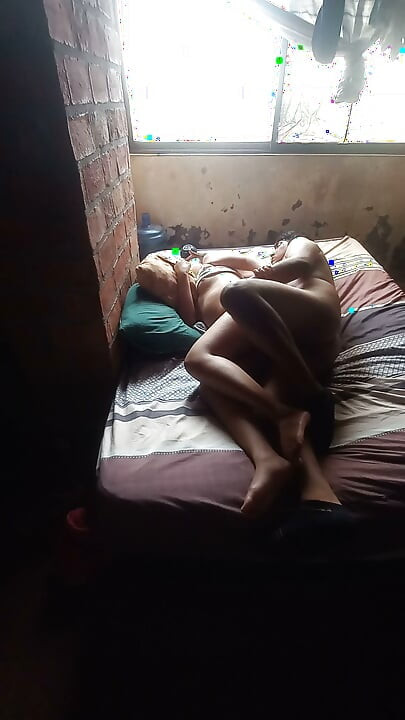 Üvey babam karısının yatağında beni sertçe sikmeden önce amımı yalıyor, üvey kız inlemeyi bırakmıyor
