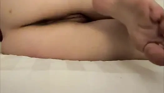 I squeeze my hips hard until I tremble to cum without hands. Cross-legged masturbation and feet