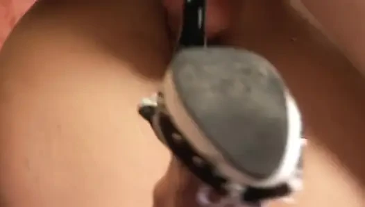 Atemberaubende brünette milf reitet einen harten jungen schwanz