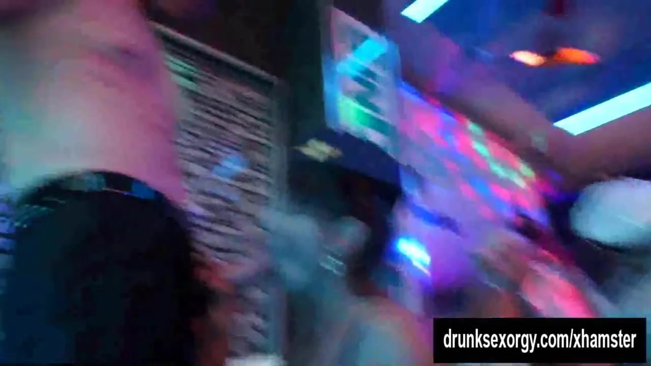 Estrela pornô safada chupa dois paus no clube