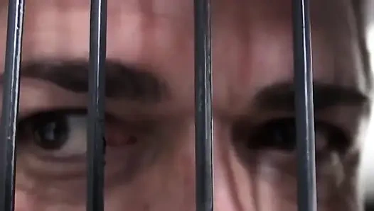 Dokter nakal rambut pirang ini lagi asik fisting dan ngentot memek pasiennya dengan liar