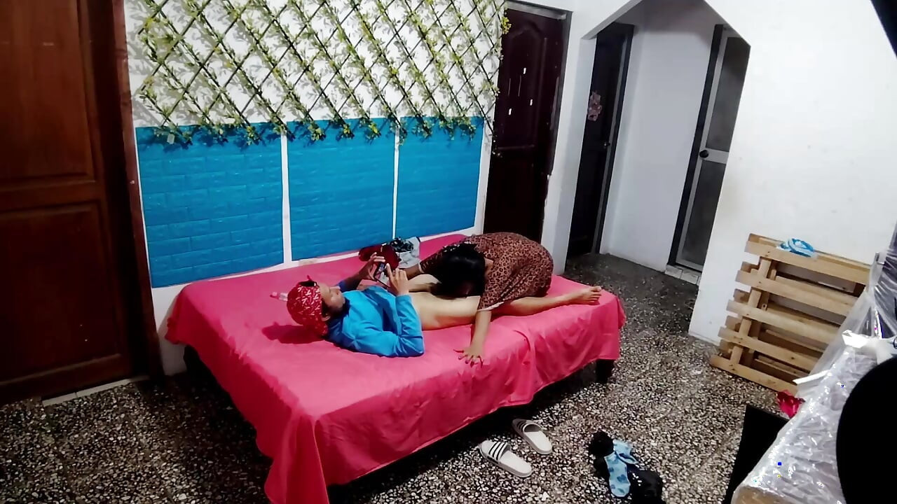 Wanita dewasa menggunakan seorang pria untuk kesenangannya dan merekam rekaman pribadi. Bagian 1