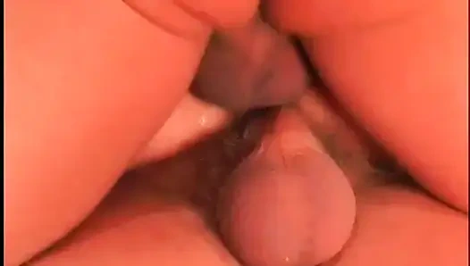 Крошка-студентка получает сперму после сладкого двойного проникновения в раздевалке