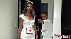Trans pielęgniarka Amanda Fialho nakazuje oklep przerzucić flop do pacjenta