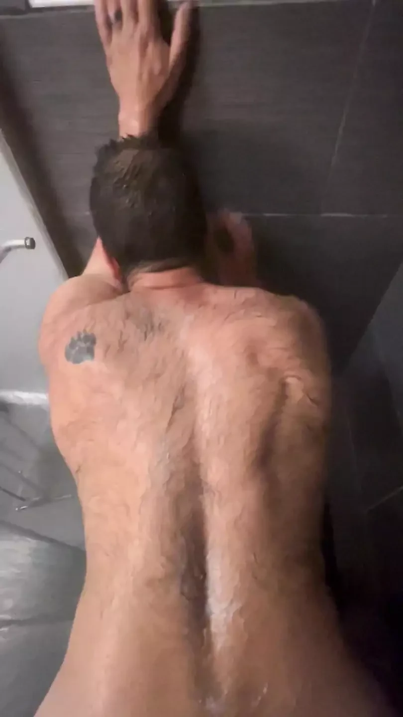 Marido follado en primer plano en la ducha por su gordito