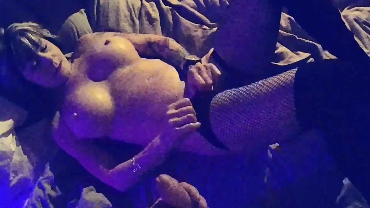 性感超级热辣的熟女被绑住, 挑逗, 舔和性交, 直到她喷到处都是.