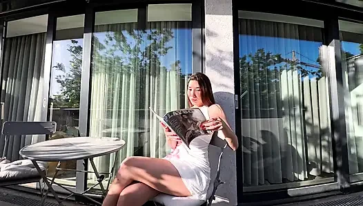 Wunderbar schönes mädchen in einem sommerkleid ohne höschen auf dem balkon zeigt den nachbarn ihre enge rasierte muschi