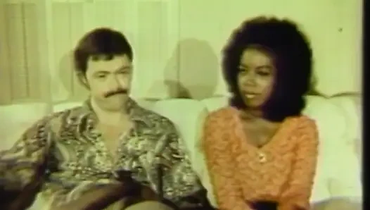 Memek hitam dan putih menjilati di kamar tidur