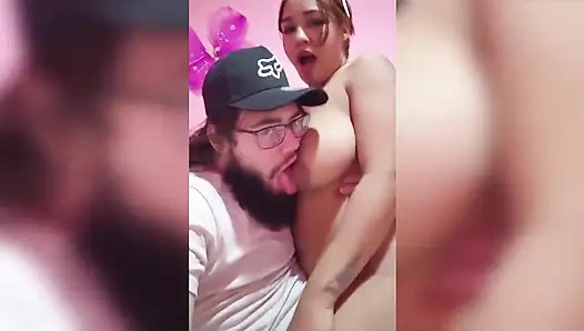 Осторожный!! Осторожный!! Ты чуть не забрызгала молоком мне в глаза, а я хочу его в мой рот.