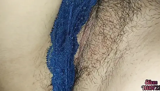 Melihat memek saudara tiriku di celana dalamnya