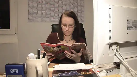 Gadis hot saling jilat memek satu sama lain sebelum ngentot pakai jari sebelum ngentot dildo