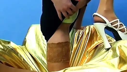 Pelacur dewasa fisting pantatnya yang menganga sampai kencing di luar ruangan