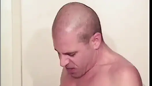 İki biseksüel adam seksi kısa saçlı sarışınla üçlü seks yapıyor