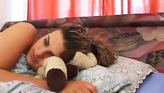 Симпатичная девушка переходит от мастурбации к сосанию члена