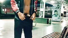 Nua em público ejaculação de pau grande na estação ferroviária da Índia