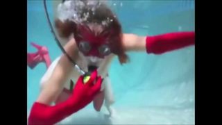 Maîtresse rouge dans le bondage (sexe sous l'eau)