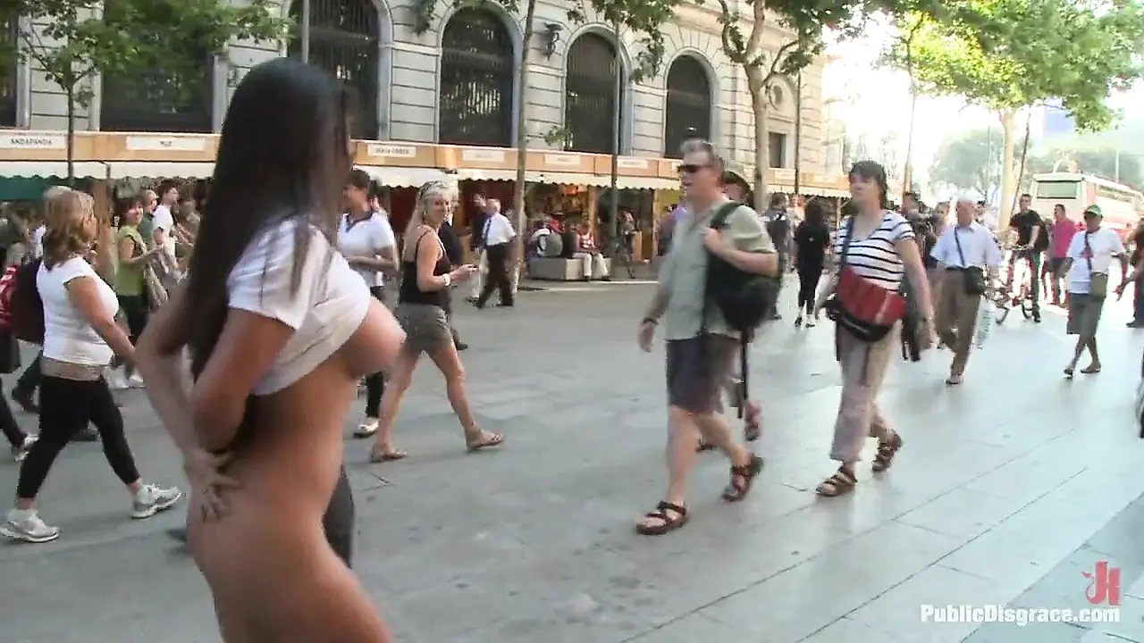 大奶子, 圆屁股, 耻辱