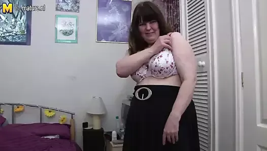 Ugly British mature lady playing with herself