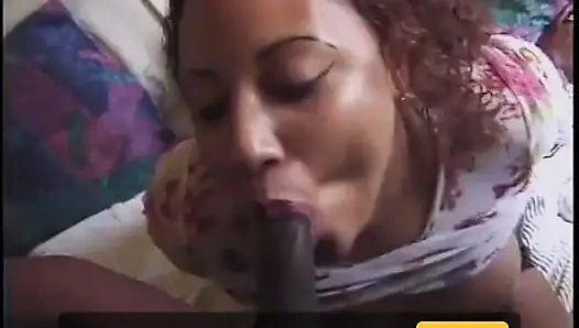 Schwarzes mädchen mit voller figur schluckt schwanz, eier und sperma des schwarzen typen