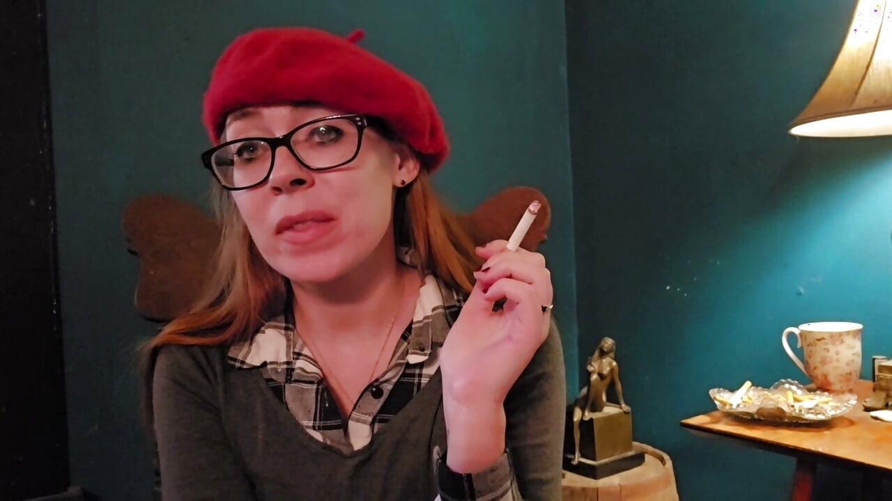 Ms.Thrope fuma y despotrica sobre su amor por el fetichismo del tabaco