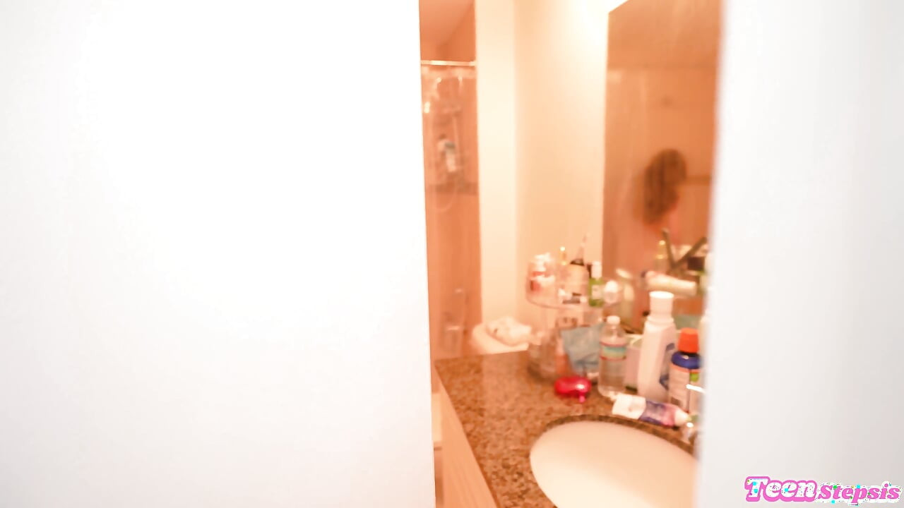 Petite slutty meia-irmã pega seu meio-irmão assistindo ela no chuveiro - Renee Rose Johnny Love