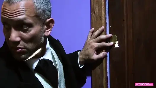 Шлюховатая крошка любит хорошо трахаться с большим членом