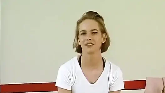 Zierliche amateurin aus gerany zeigt ihren perfekten körper vor der kamera