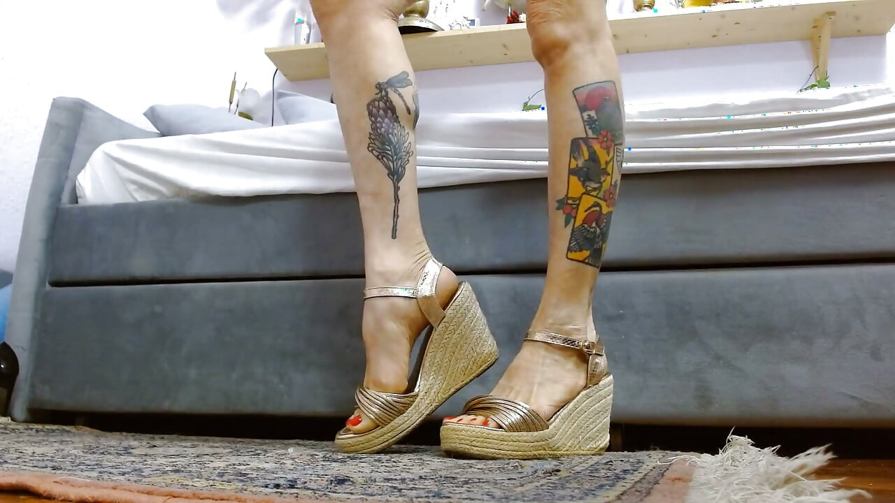 Melissa Johnson用她性感的金色假挑逗你