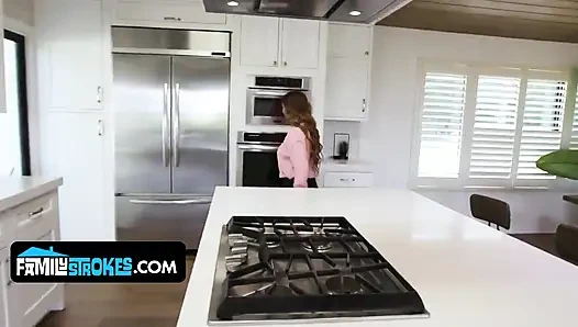 Babi целует отчима на День Благодарения и получает больше, чем клюшка