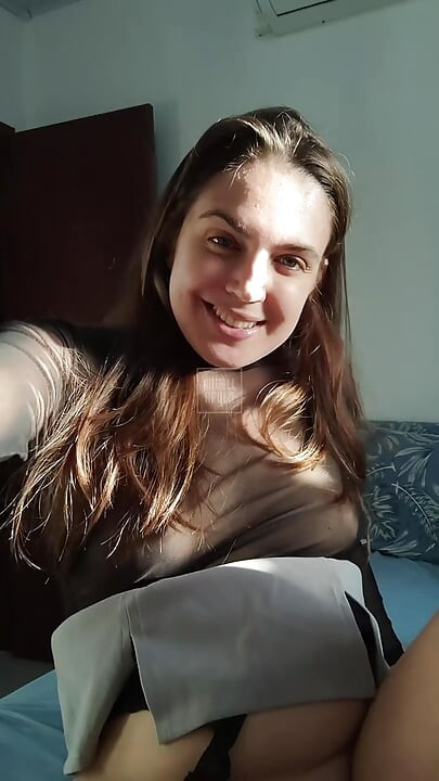 Secretaria rabuda se masturbando na cama do chefe