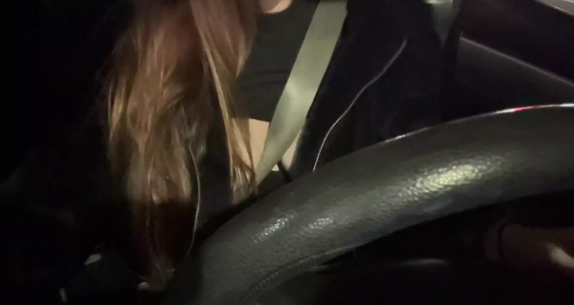 巨乳のイタリア人熟女アルテミシアの愛は、セクシーな車に乗って、運転し、タバコを吸い、彼女の大きなジューシーなおっぱいを点滅させることを楽しんでいます