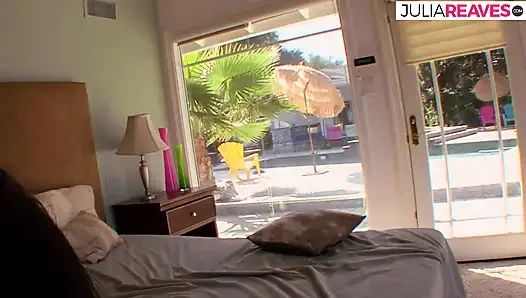 Seksi kız canavar bir yarağı emiyor ve sonra sikiliyor ve boşalıyor