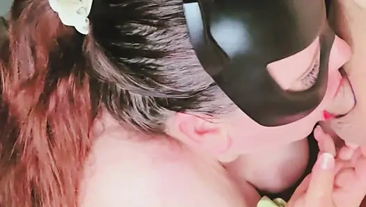 İri güzel kadın xmaskedmomwifex vücudunu yağlıyor, mastürbasyon yapıyor ve sakso çekiyor.