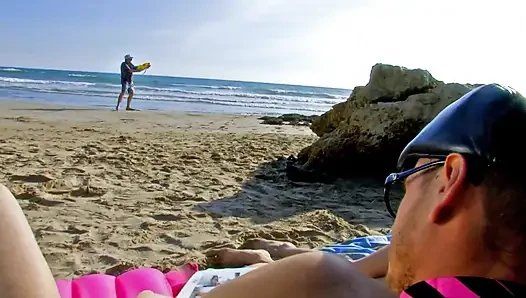 Orta yaşlı seksi kadın sahilde iki büyük yarağa öğürüyor ve sonra sikiliyor ve ağzına boşalıyor