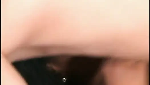 Saftiges ebenholz-mädel mit riesigen möpsen bekommt weißen schlong von hinten