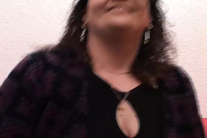 Eine alte deutsche Dame bekommt ihre Muschi gefistet, bevor sie einen Schwanz lutscht