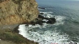 Deux filles d'ébène en action torride sur la plage