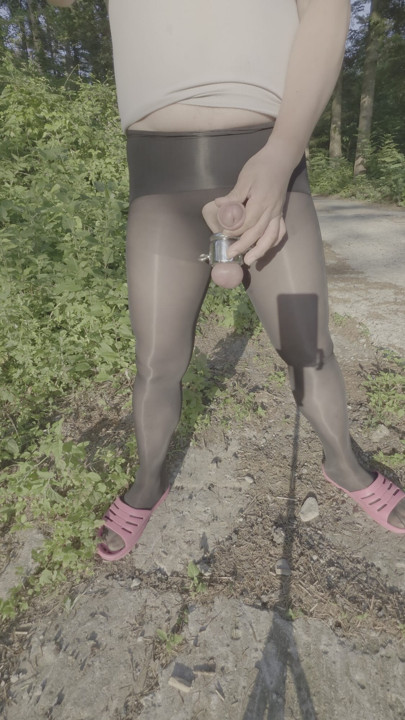 MEN IN PANTYHOSE IN PUBLIC FLASHING